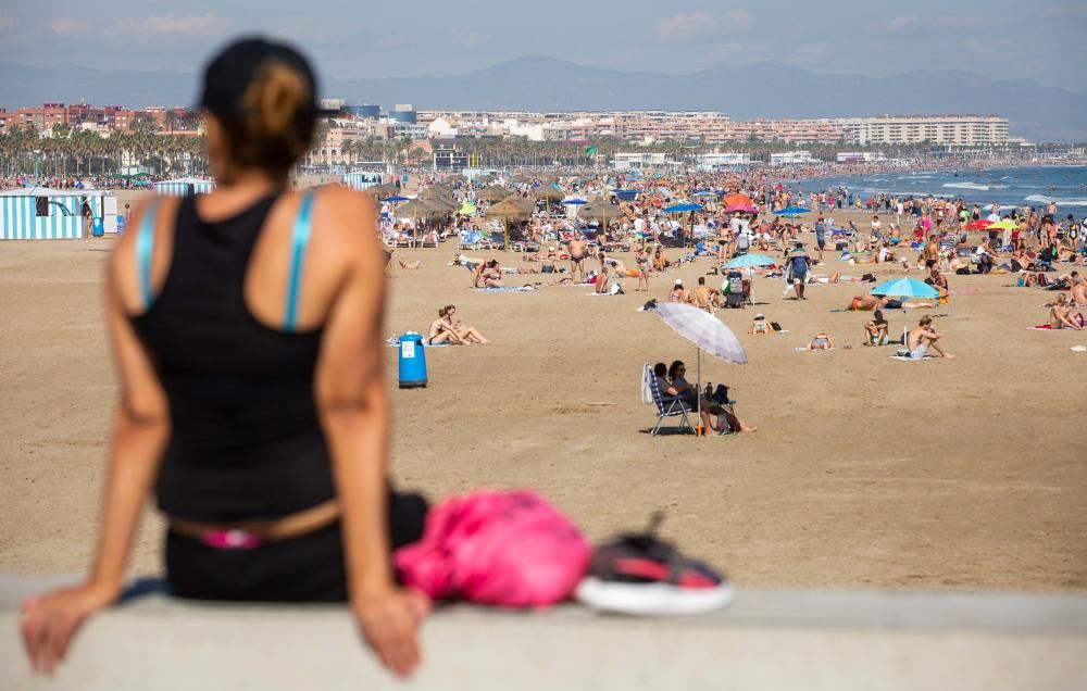 Ambiente festivo en la Marina y las playas por el Día del Pilar