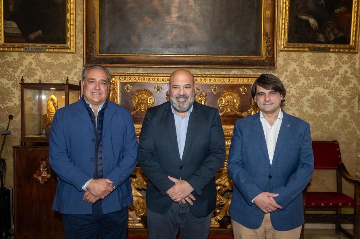 El alcalde, Jaime Martínez, con los presidentes de AECC y Restauración CAEB.