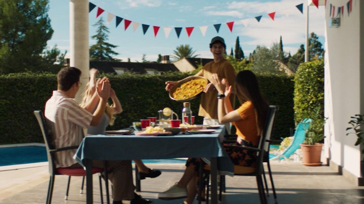 La marca ha creado una divertida parodia de las míticas películas de terror, en la que 4 jóvenes cometen un error imperdonable: cocinar una paella valenciana con un arroz que no es Dacsa.