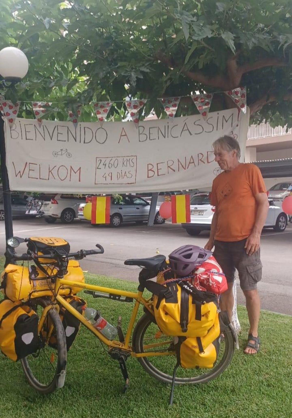 Bernard, a su llegada a Benicàssim, tras recorrer 2.500 kilómetros en 49 días.