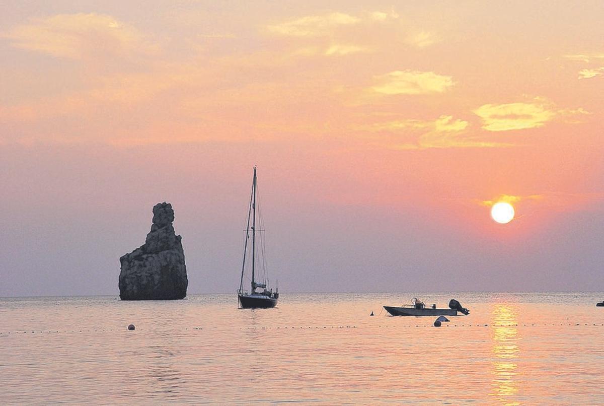 Cala Benirràs es el lugar ideal para combinar baños en aguas cristalinas con paseos por bosques y acantilados del norte de Ibiza.