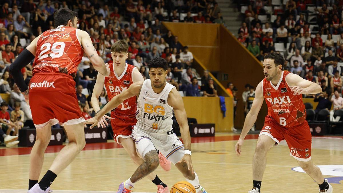 Hughes és defensat per Oriola, Ubal i Bassas.