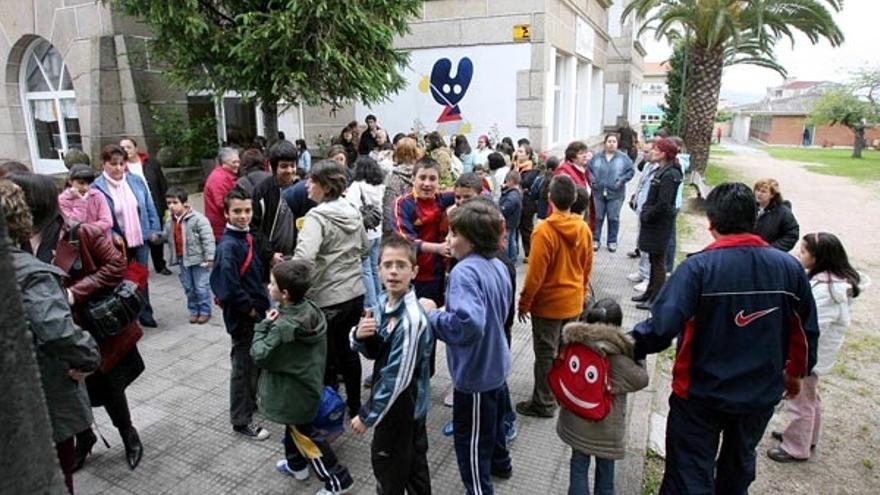 Los niños se quedaron en el patio ante la negativa de los padres a que entraran en el edificio.