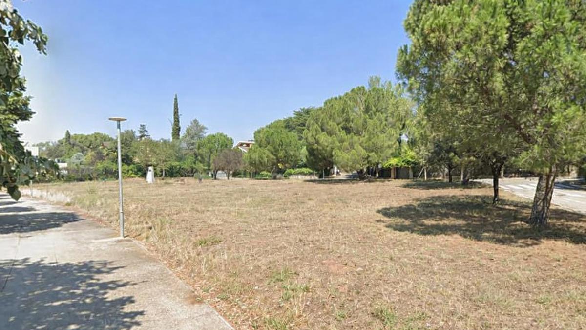 Parc de la Font, situat al costat del carrer del Poal, on hi ha instal·lada la font de colors