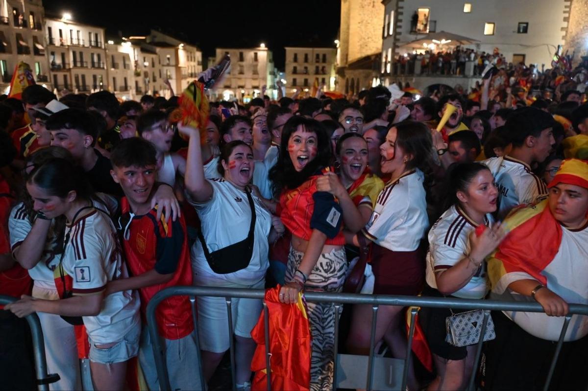Fotogalería | Así se vive la final del Mundial 2026 en la Plaza Mayor de Cáceres Fotogalería | Así se vive la final del Mundial 2026 en la Plaza Mayor de Cáceres