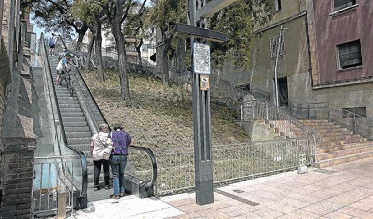 Veïns d’Horta-Guinardó pugen el carrer de Telègraf per les escales mecàniques inaugurades a mitjans de maig.