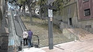 Vecinos de Horta-Guinardó suben la calle de Telègraf por las escaleras mecánicas.