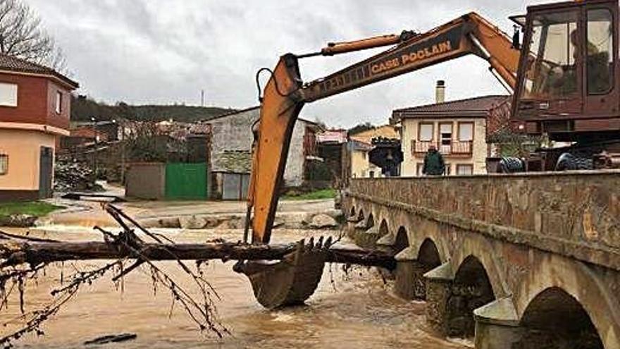 El río Frío desbordado a su paso por Valer de Aliste.