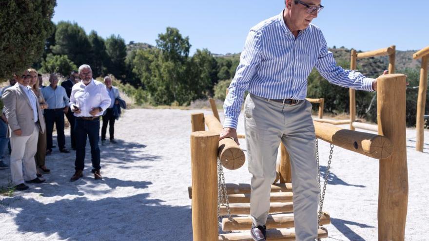 El área recreativa de La Viñuela estrena mobiliario y equipamiento