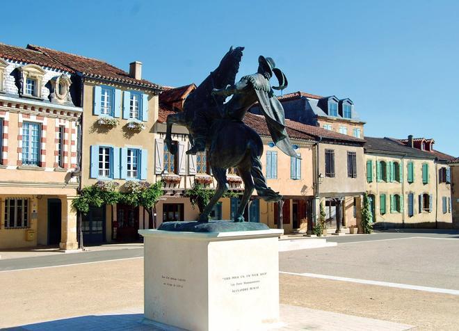 Estatua de D’Artagnan frente al ayuntamiento de Lupiac