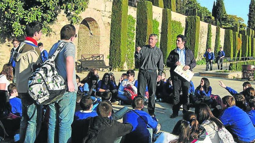 Alumnos del Cipriano Galea atienden las explicaciones del profesor durante una visita a los jardines de la Alhambra