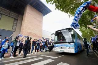 En imágenes | La afición del Real Zaragoza recibe el autobús del equipo antes de la 'final' contra el Racing de Ferrol