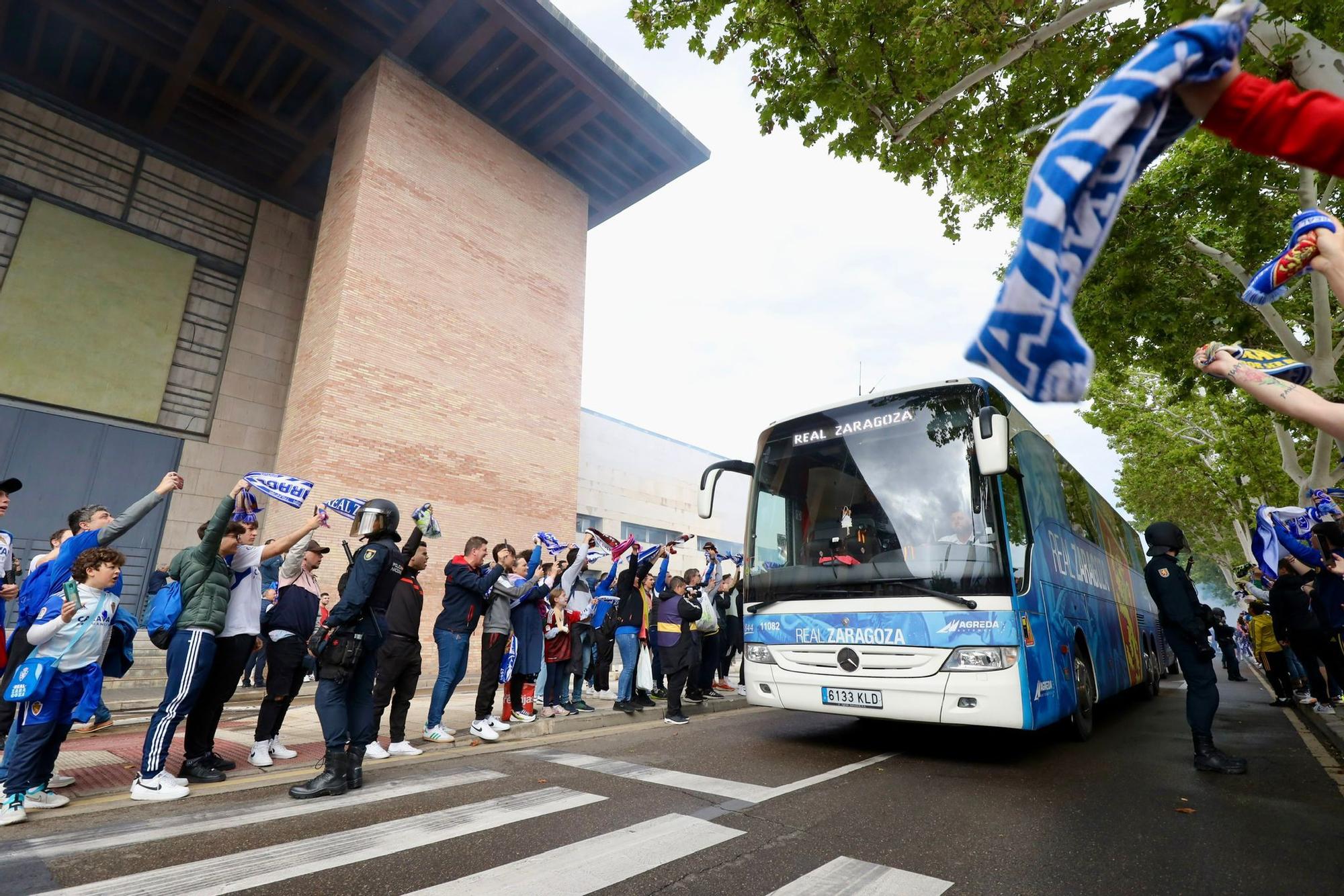 En imágenes | La afición del Real Zaragoza recibe el autobús del equipo antes de la &#039;final&#039; contra el Racing de Ferrol