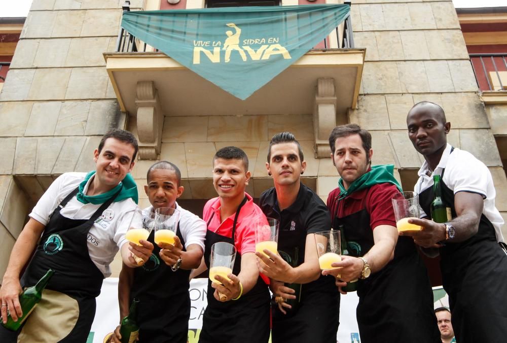 Concurso de escanciadores del Festival de la sidra de Nava