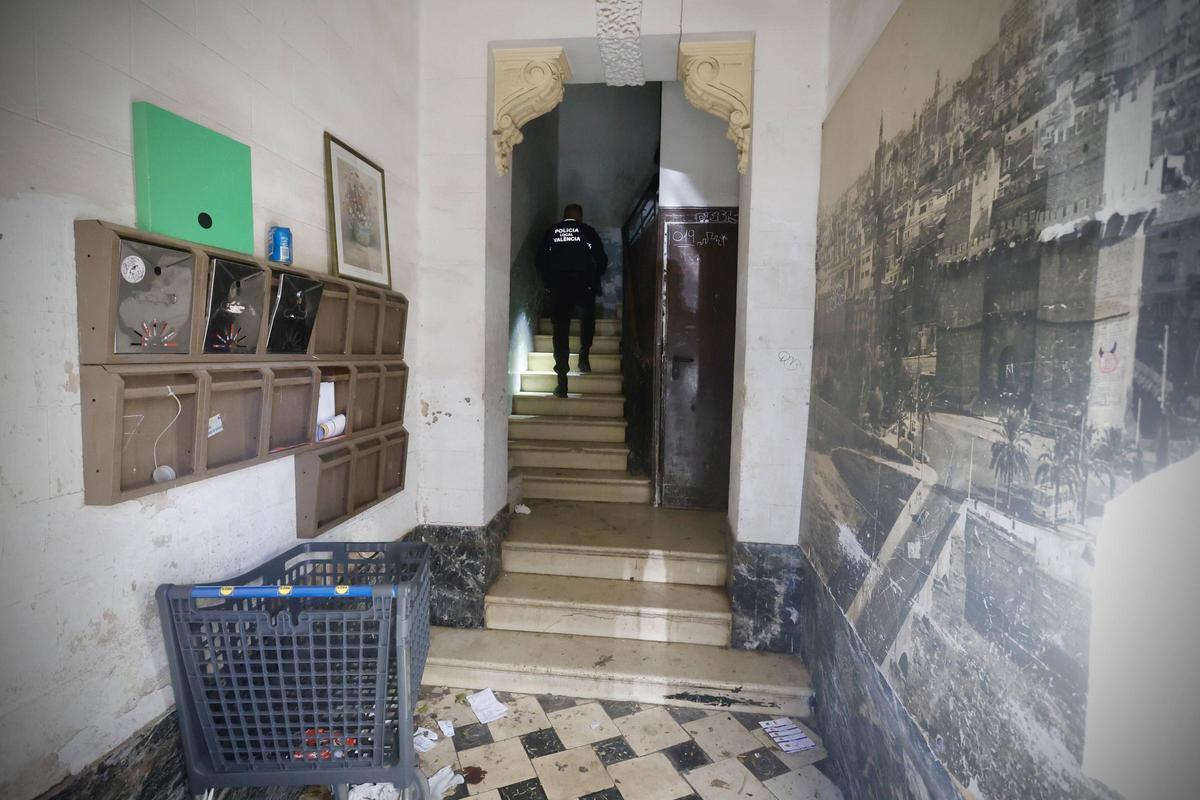 Agentes de la Policía Local de València intentan localizar a los okupas pero no abren la puerta