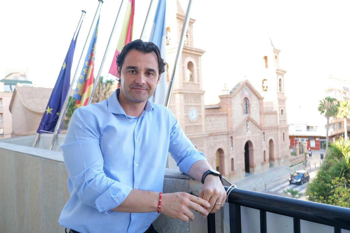 El alcalde en el balcón del Ayuntamiento de Torrevieja