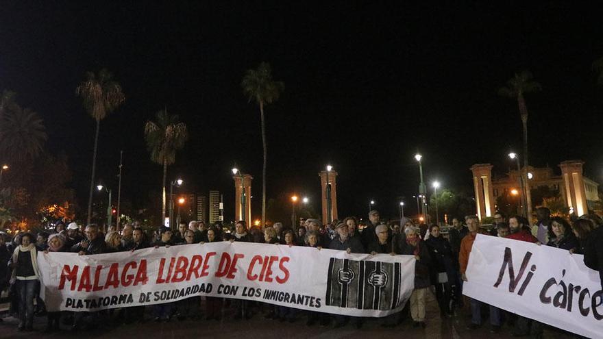 Un momento de la concentración celebrada en la plaza de la Marina.