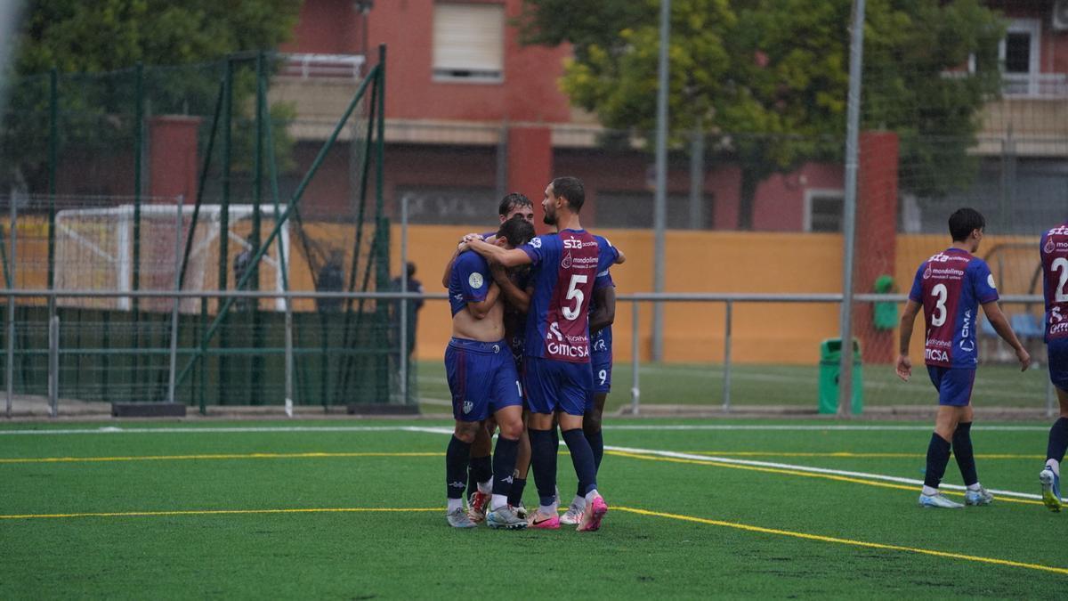 Jugadores del Alzira celebran un gol el pasado fin de semana en la victoria contra el Atzeneta.