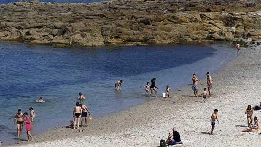 Bañistas, ayer, en la playa de Riazor.