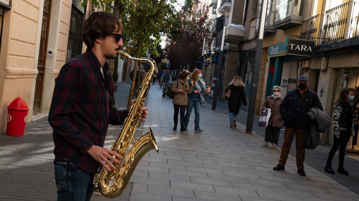 Juandi Saxo en la calle Menacho, ayer.