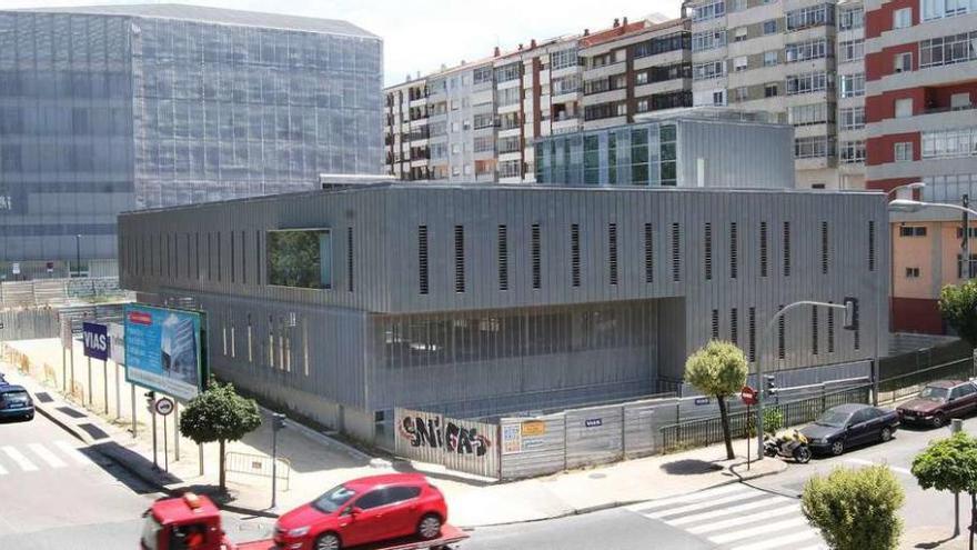 El edificio del centro de salud de O Couto que sigue a la espera de que el concello ejecute las obras de urbanización. // Iñaki Osorio