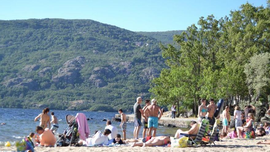 Bañistas en el Lago de Sanabria