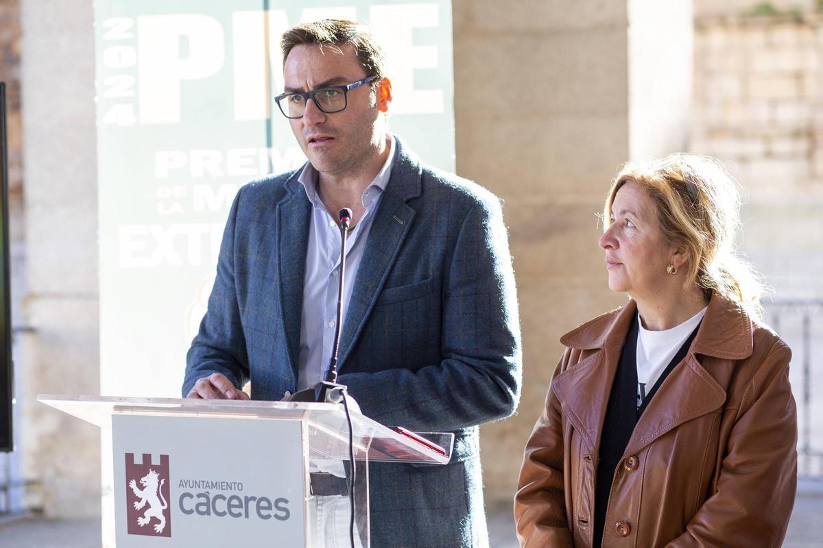 Galería | Robe, con tres nominaciones, gran protagonista de la primera edición de los premios de música 'Ciudad de Cáceres' Galería | Robe, con tres nominaciones, gran protagonista de la primera edición de los premios de música 'Ciudad de Cáceres'