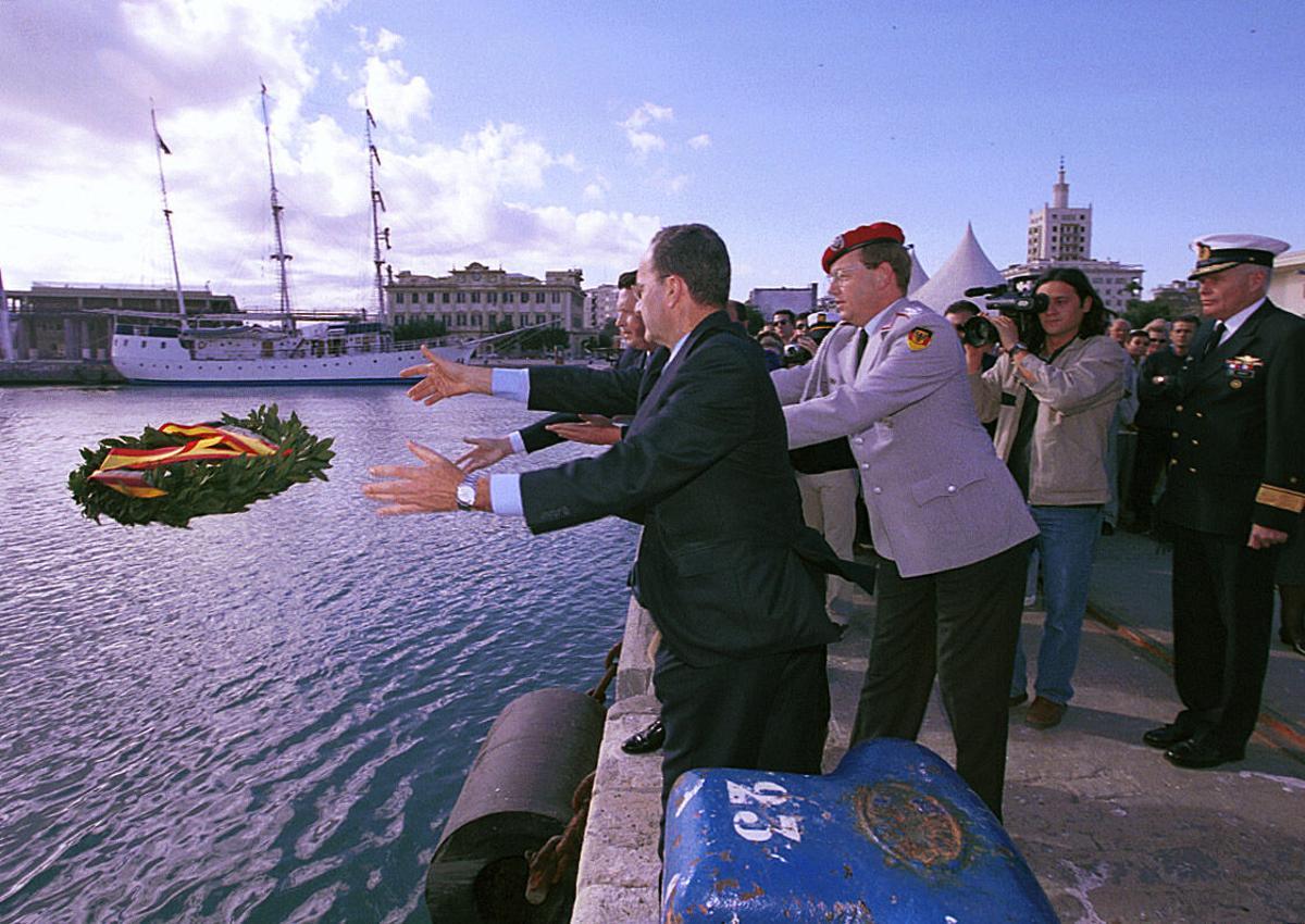 El alcalde de Málaga, el cónsul alemán y un representante de la Marina Alemana lanzaron una corona de flores a las aguas el puerto en conmemoración del centenario del hundimiento del buque en diciembre de 2000