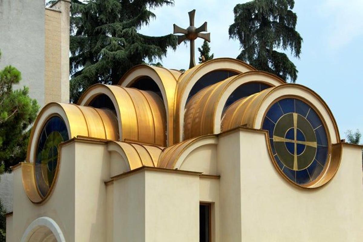 Detalle de una iglesia católica en Tirana.