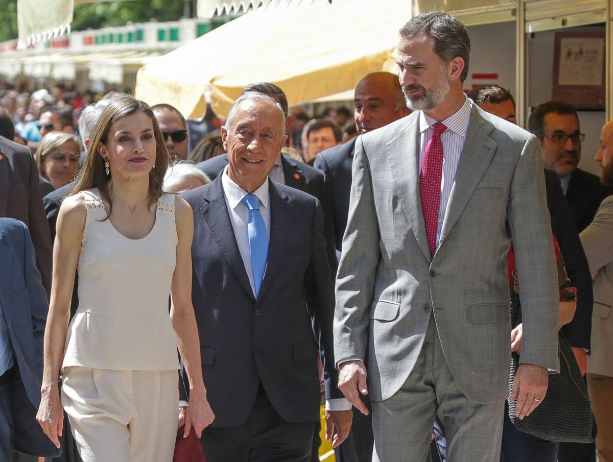 Letizia Ortiz de blanco junto a Felipe VI en la Inauguración de la Feria del Libro