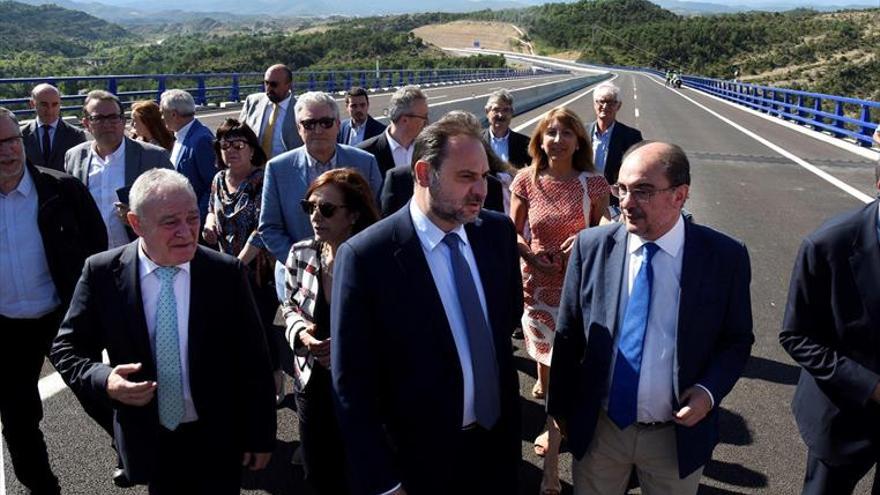 Ábalos garantiza las inversiones al abrir un tramo más de la A-23