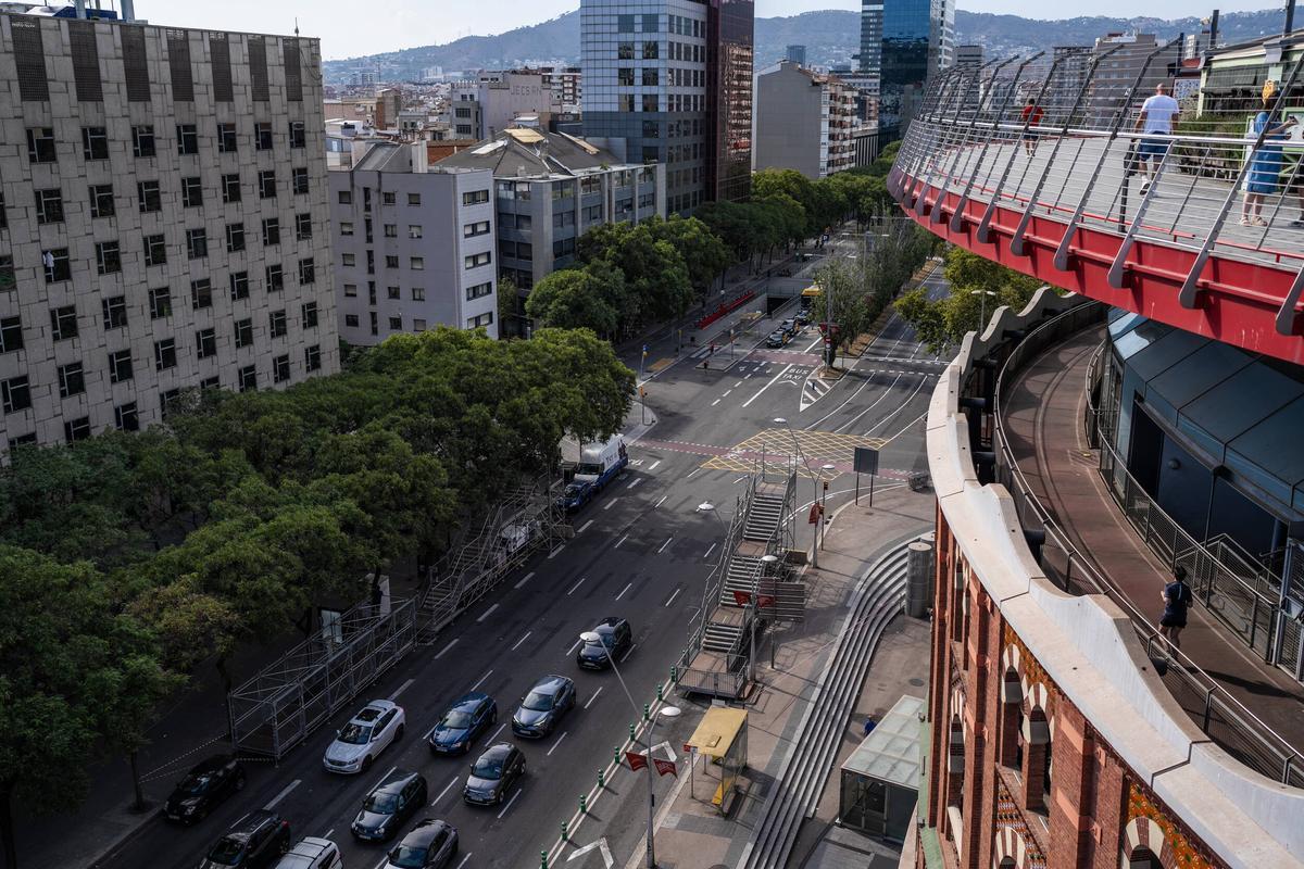 El puente para peatones junto a la meta de La Vuelta en Barcelona