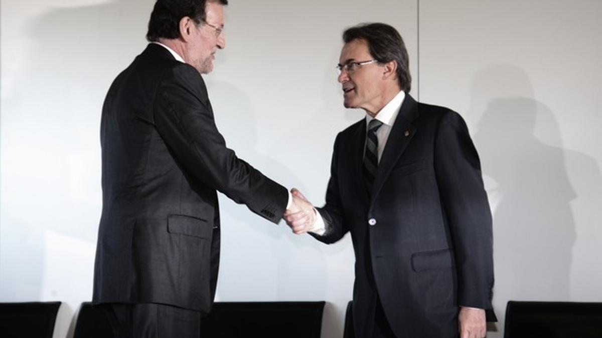 Saludo entre Rajoy y Mas.