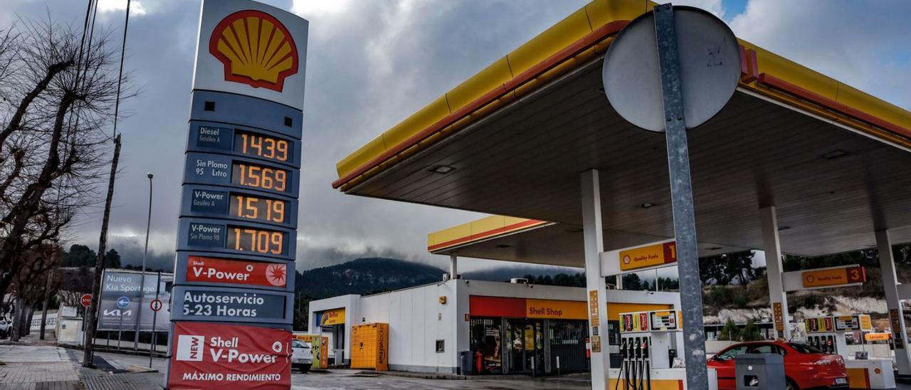 Panel de una gasolinera en Alcoy, donde se reflejan los altos precios actuales. | JUANI RUZ