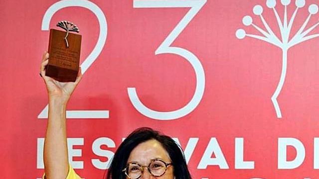 La ferrolana Chelo Loureiro con el premio.