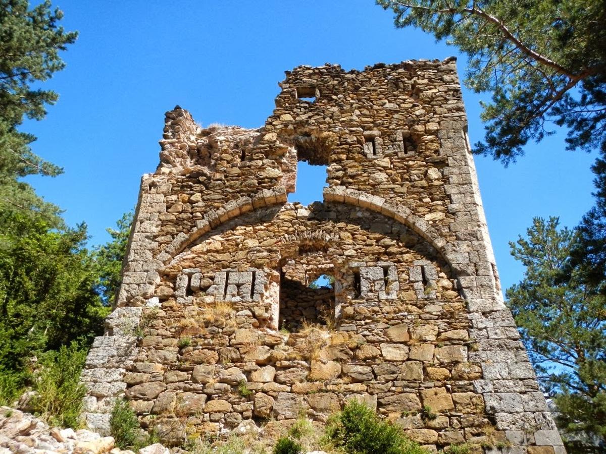 Castillo viejo al final de la ruta en Selva de Oza