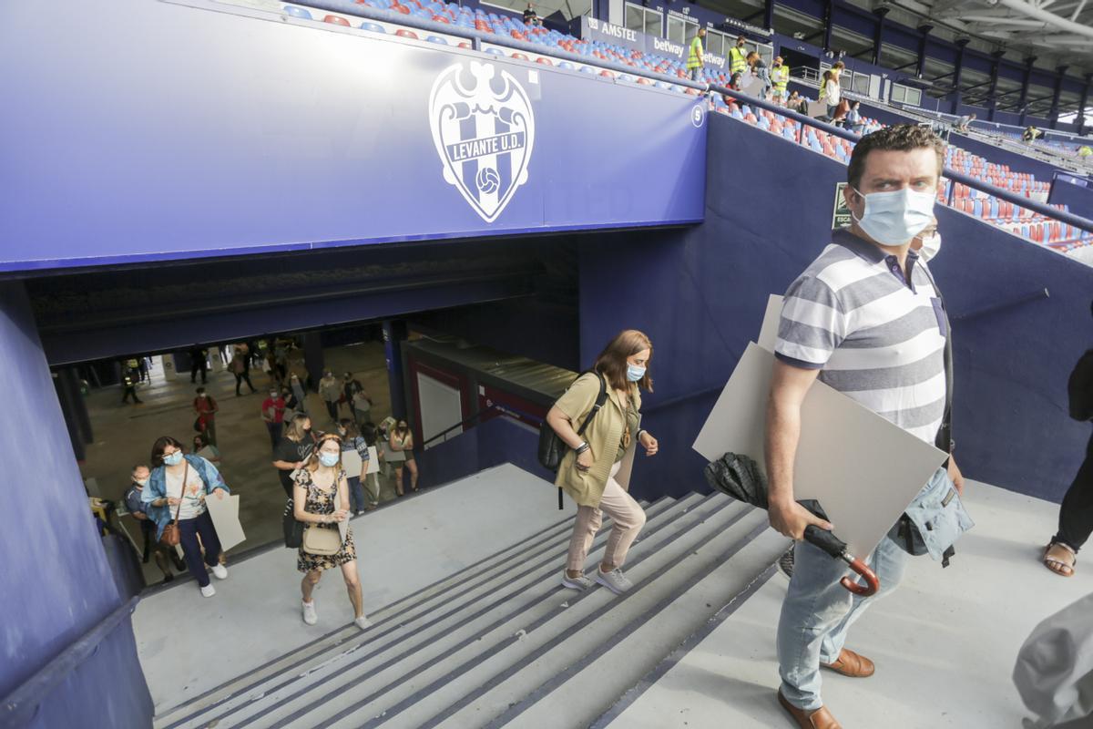 El estadio del Levante UD se convierte en una aula para 5.400 ...