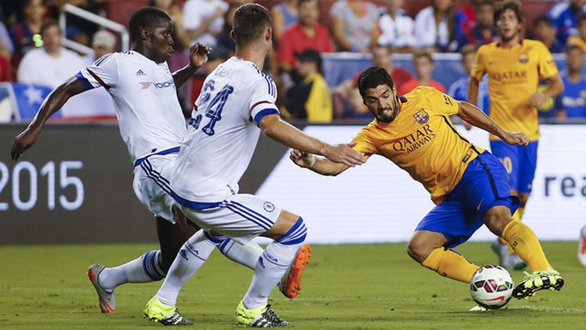 Luis Suárez controla el balón ante la presión del Chelsea, en el aprtido que ha disputado el Barça ante el equipo inglés en Washington