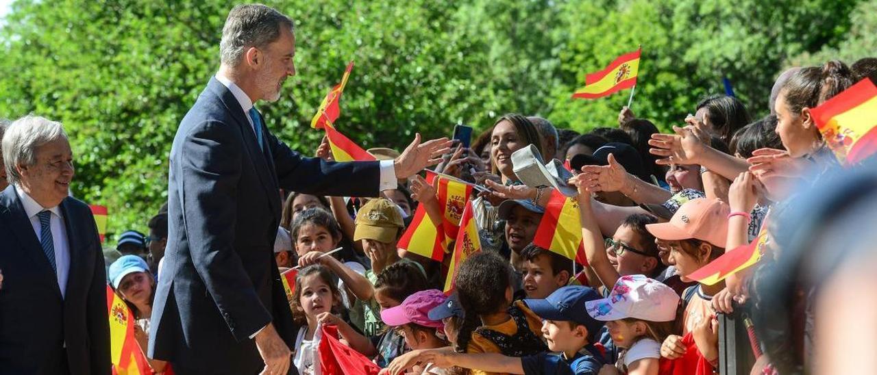 El rey de España saluda a escolares antes de la entrega del premio Carlos V en Yuste.