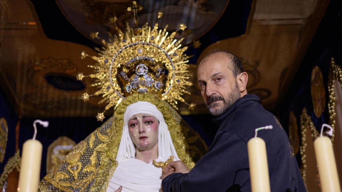 Ortiz es el encargado de vestir a la Virgen del Dulce Nombre de la cofradía de La Humildad de Zaragoza.