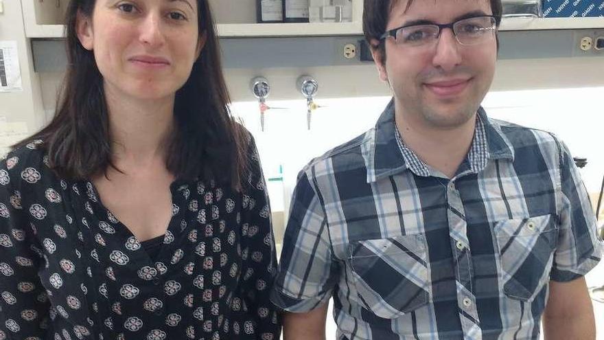 Álvaro Fernández, en el laboratorio de la Universidad de Texas, junto a Salwa Sebti, la compañera con la que comparte la autoría principal del artículo publicado en &quot;Nature&quot;.