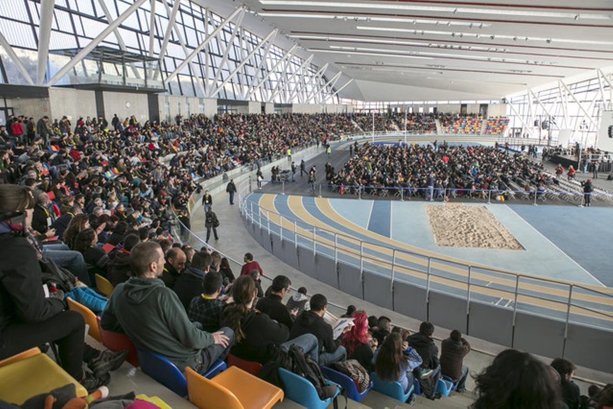 Assistents a l’assemblea de la CUP que se celebra a la pista d’atletisme coberta de Sabadell, aquest diumenge.