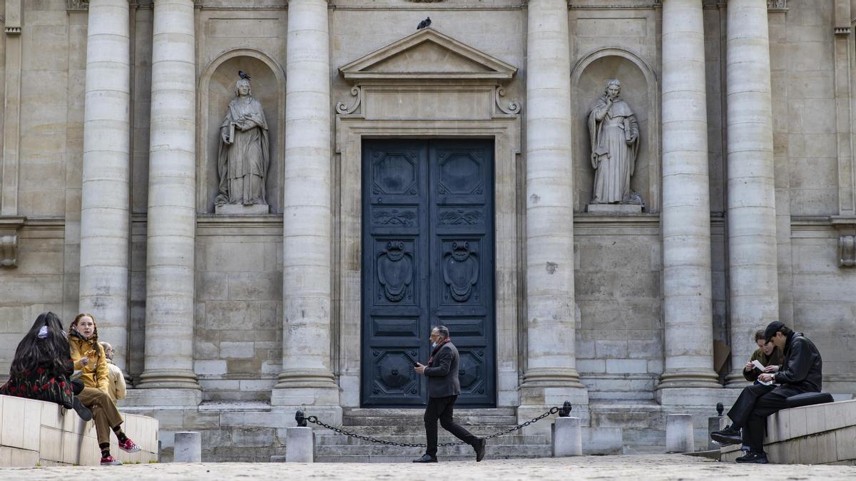 Personas sin mascarilla en París.