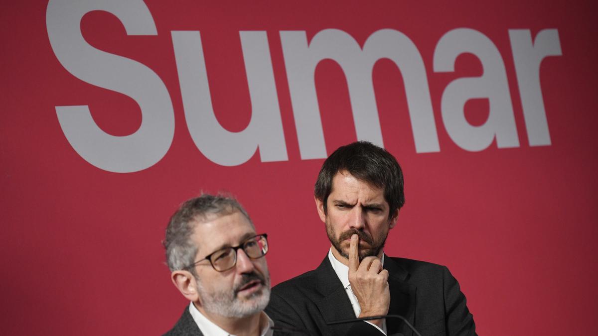 El diputado Carlos Martín Urriza y el portavoz, Ernest Urtasun, durante una rueda de prensa de Sumar.
