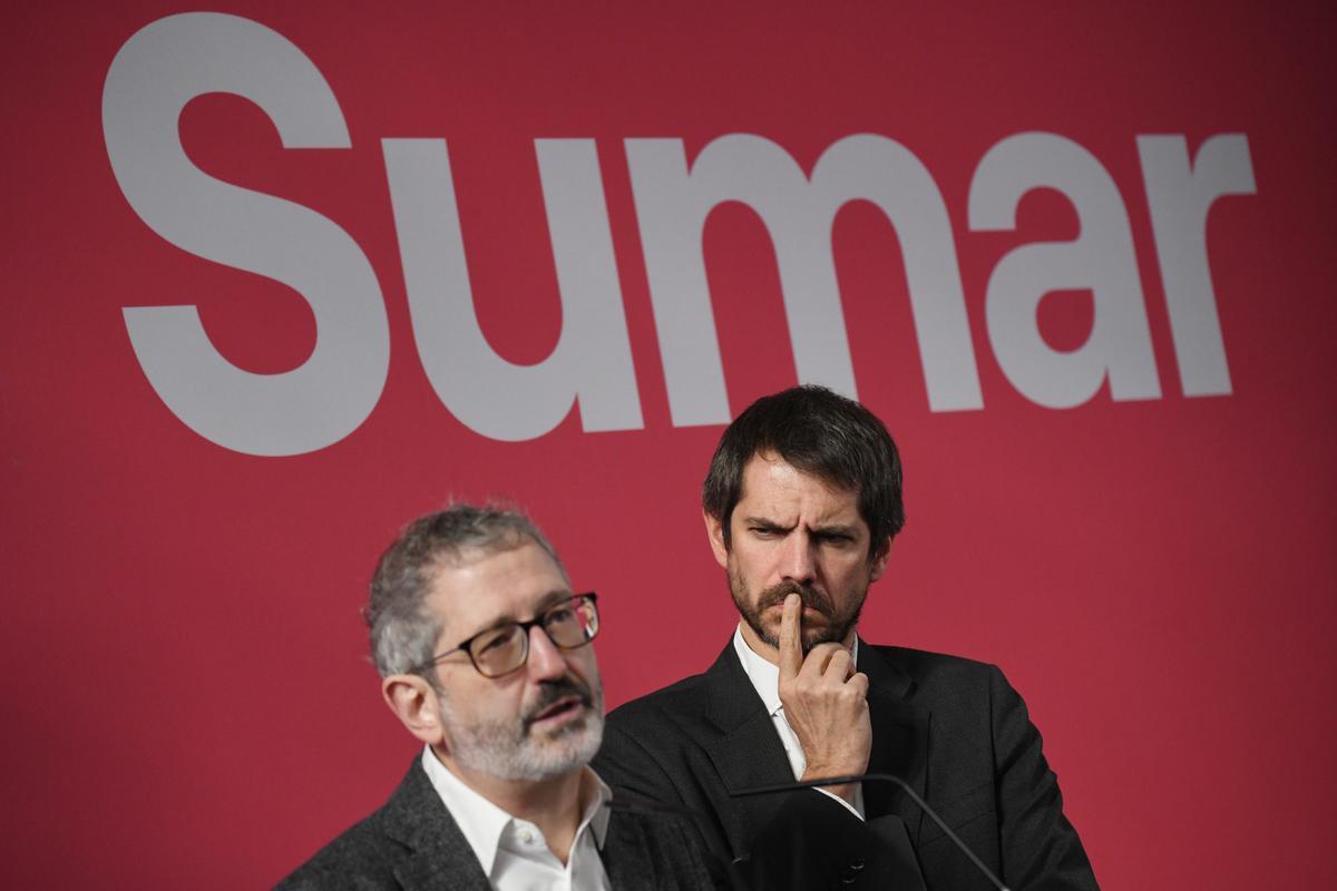 El diputado de Sumar Carlos Martín Urriza y el portavoz de Sumar, Ernest Urtasun, durante una rueda de prensa de Sumar.