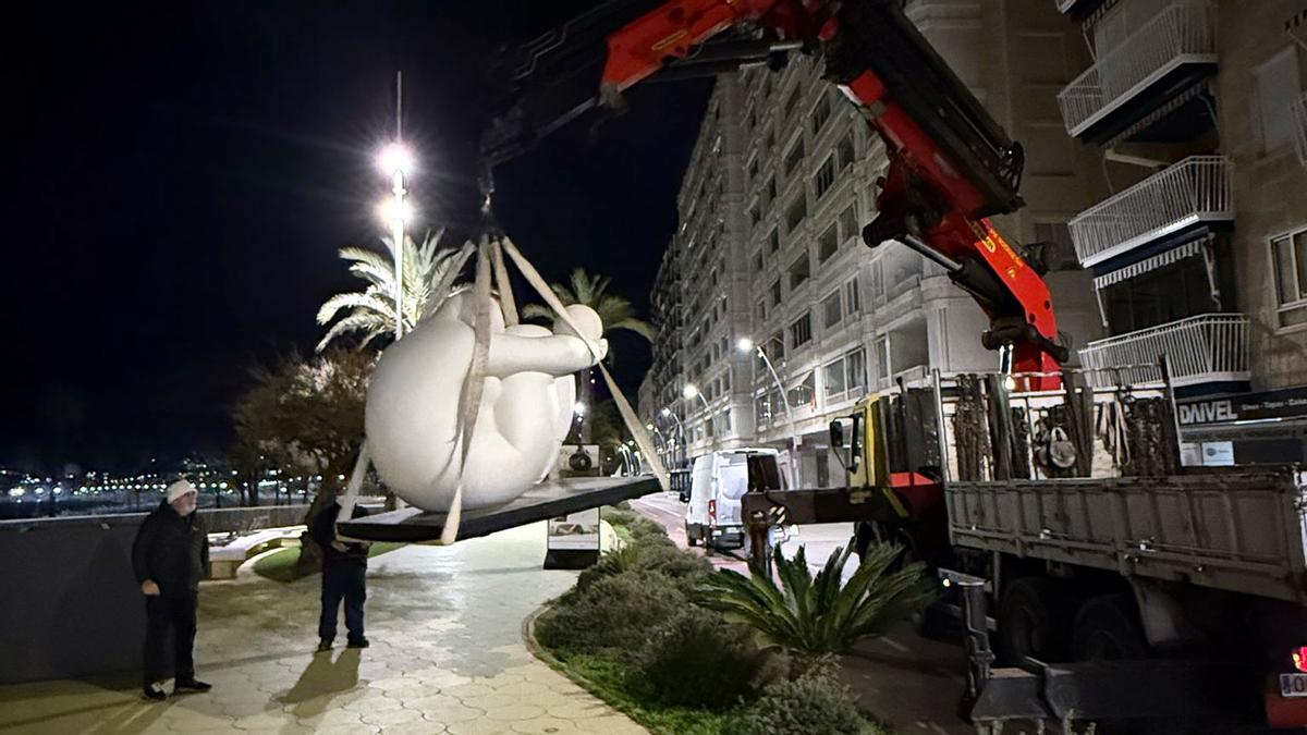 Retirada de las esculturas monumentales tras permanecer un año en Benidorm