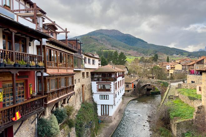 Potes conquista gracias a su encanto y su gastronomía.