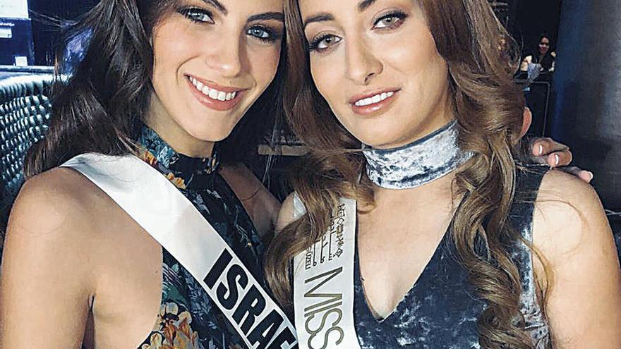 Miss Israel y Miss Irak posan sonrientes en el selfie de la polémica