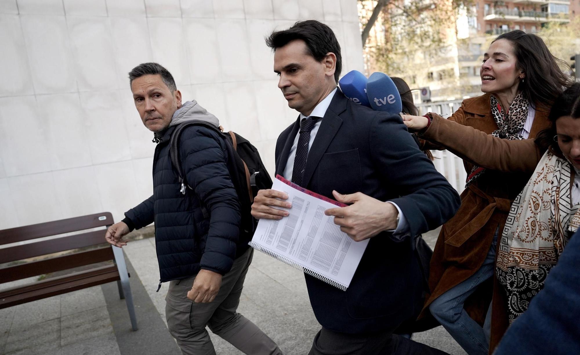 Alberto Gónzalez Amador, novio de Isabel Díaz Ayuso a la llegada a los juzgados de Plaza de Castilla.