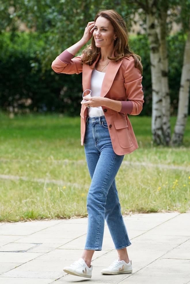 Kate Middleton visita el Museo Nacional de Historia en Londres con un look de blazer, vaqueros y zapatillas Veja